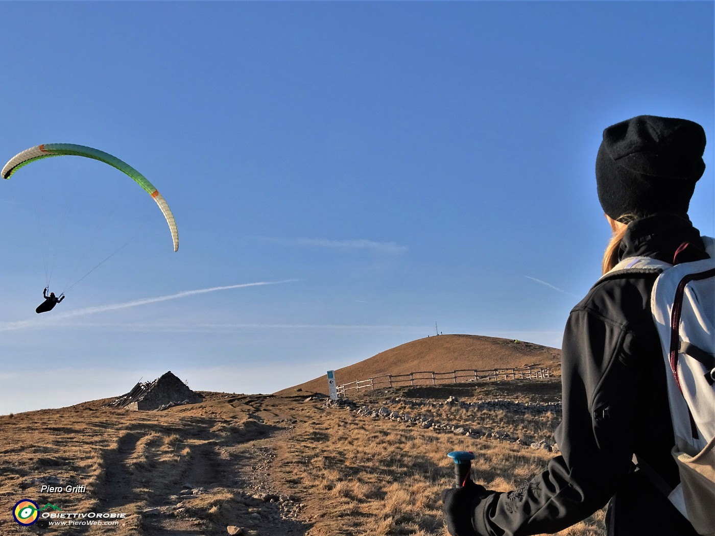 35 Sul sentiero di dosso in dosso per la vetta ci godiamo lo spettacolo dei parapendio in volo.JPG